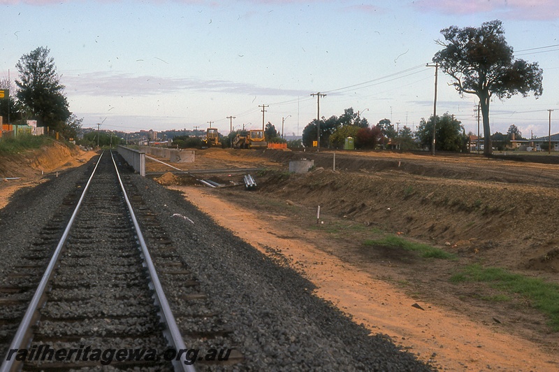 P19959
Straight section of track, earthworks, earth moving equipment, Walliston, UDDR line
