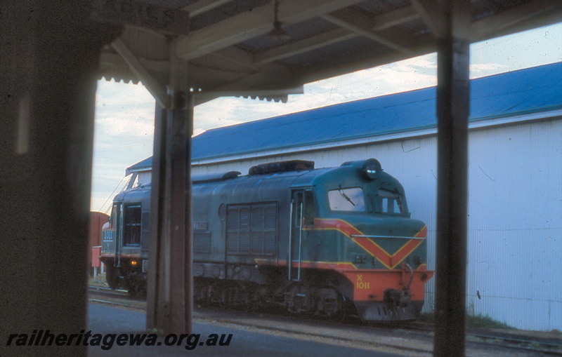 P19967
X class 1011, shed, platform, canopy, Busselton, BB line, side and front view
