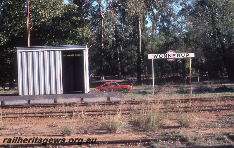 P19970
Station shed, low platform, station nameboard, car, tracks, Wonnerup, BB line
