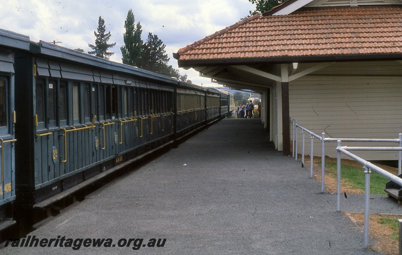 P19971
Tour train standing at station, including green composite compartment carriage, onlookers, platform, station building, Donnybrook, PP line
