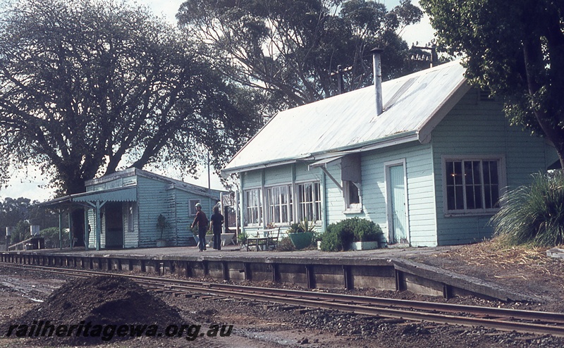 P19984
Station buildings, platform, track, sightseers, Boyanup, BB line
