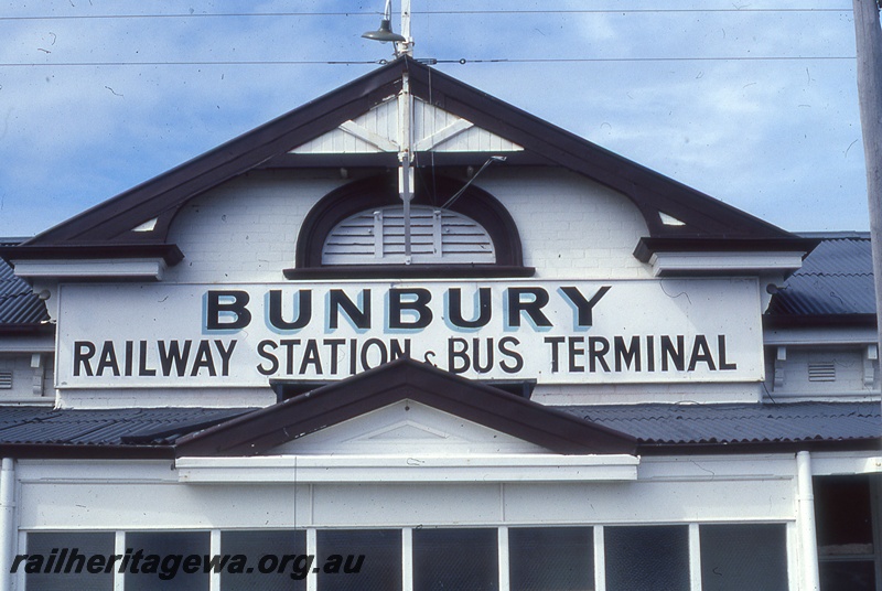 P19986
Station roof with sign, 