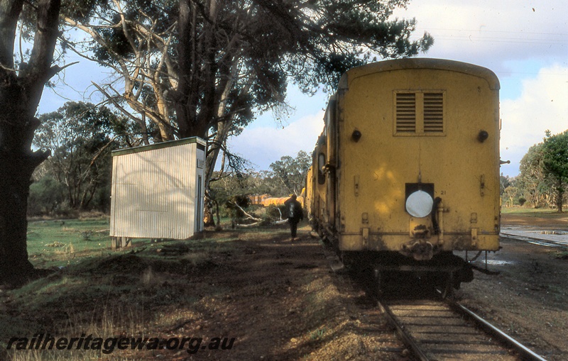 P19987
Goods train, out of shed, pedestrian, Dinninup, DK line, view from rear of train
