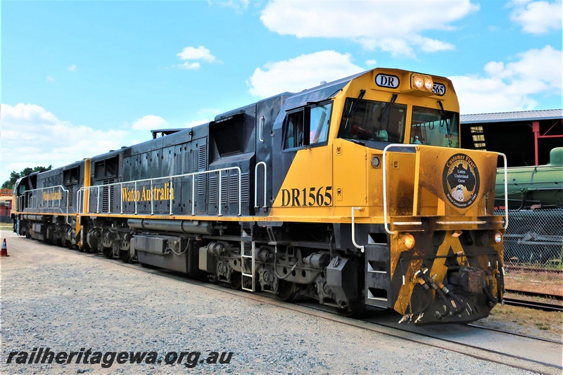 P19997
Watco Australia DR class 1565 in the yellow and black livery passing through the site if the Rail Transport Museum, Bassendean, side and front view.
