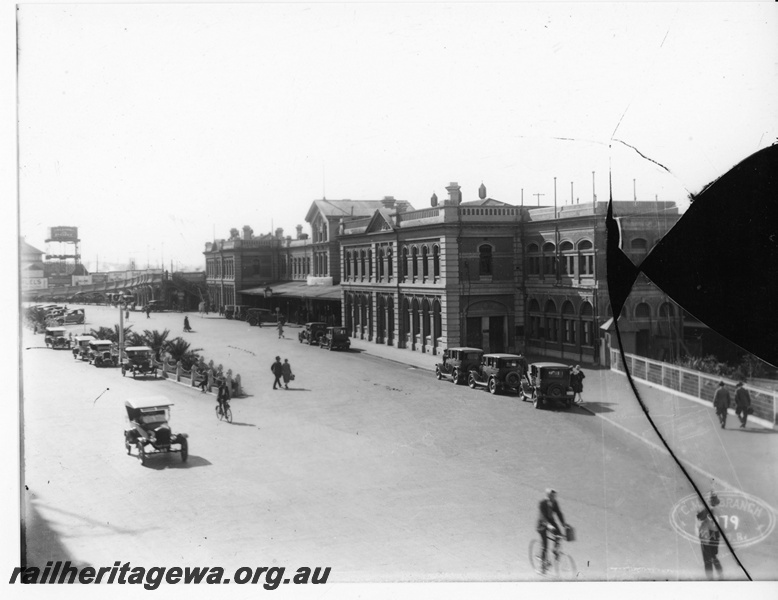 P20017
Station building faade and surrounds, early model motor cars, pedestrians, Perth station, view looking west towards horseshoe bridge

