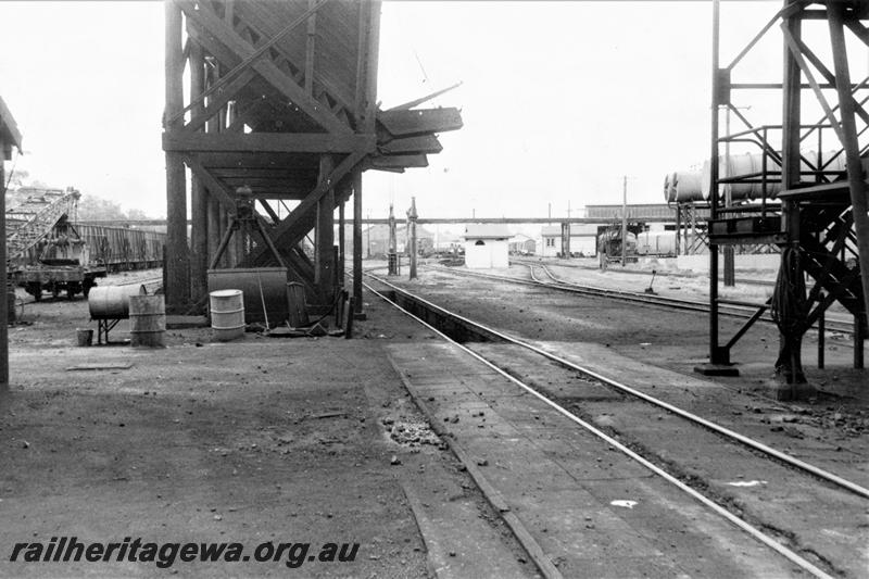 P21116
Coal stage, chutes, bunkers, mobile crane, wagons, fuel tanks, pedestrian overpass, tracks, East Perth, ER Line, track level view looking towards Mount Lawley 
