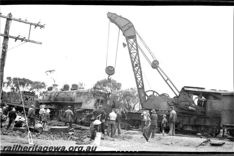 P21493
P class 444 loco, derailed on the Albany Express near Highbury GSR line, , being lifted by breakdown crane No. 23, workers, onlookers, side and rear view, date of derailment 23/1/1939
