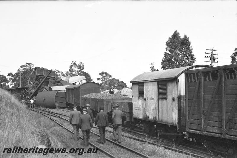 P21499
Swan View accident 2 of 5, wagons derailed, vans, wagons, livestock van, workers, suited men, crane, track, Swan View, ER line, track level view from rear of train
