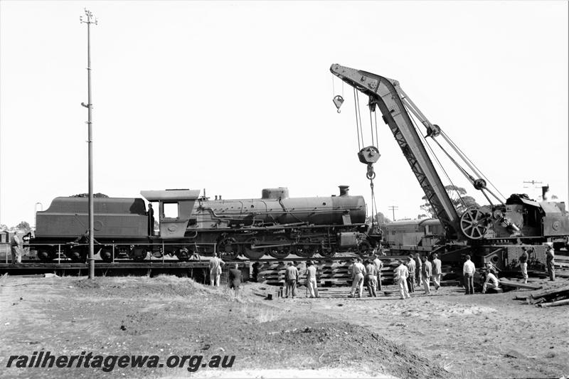 P21600
W class 926, on pigstyed track, beyond the end of the turntable, being lifted by breakdown crane, onlookers, Merredin, EGR line, side view
