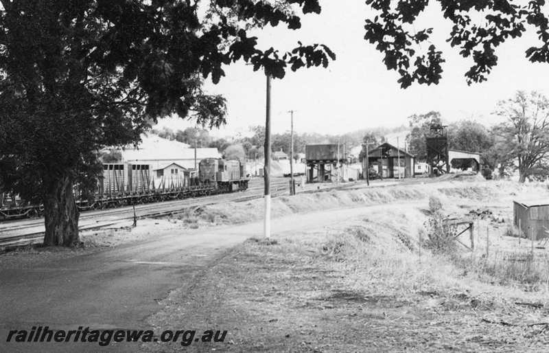 P21706
R class 1901 on goods train, approaching station, water tower, shed, coaling stage, Bridgetown, PP line, track level view
