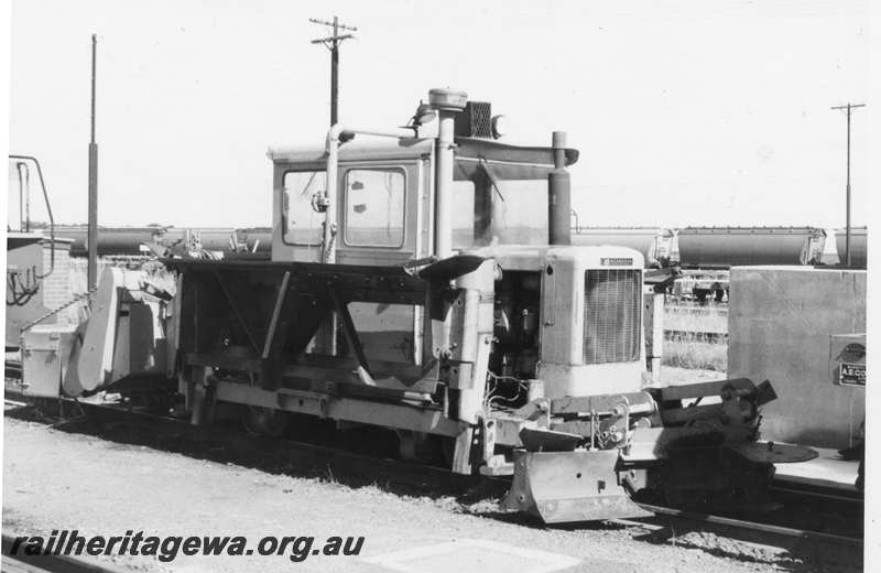 P21713
Track maintenance vehicles, wagons, Merredin, EGR line, view from trackside
