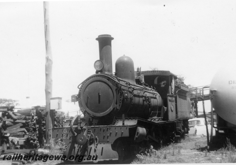 P21864
G class 123, timbers, post, overhead bridge, tank, at loco depot, Bunbury, SWR line, front and side view
