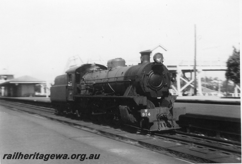 P21873
W class 914, travelling light engine to Fremantle, platforms, station buildings, signal box, overhead footway, Claremont, ER line, side and front view
