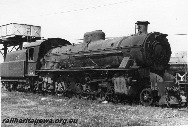 P21911
W class 927, on scrap road, water tower, loco depot, Collie, BN line, side and front view
