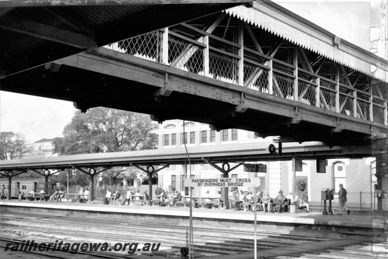 P21938
Overhead footbridge, platforms 3 and 4, 
