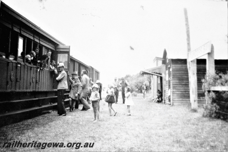 P21942
Station buildings, station nameboard, passenger train with dog box carriages, passengers, Flinders Bay, BB line, view from ground level
