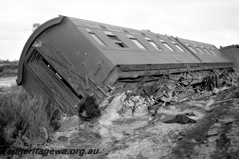 P21945
AZ class sleeper, derailed and almost on its side, Karping, GSR line, end and side view from trackside
