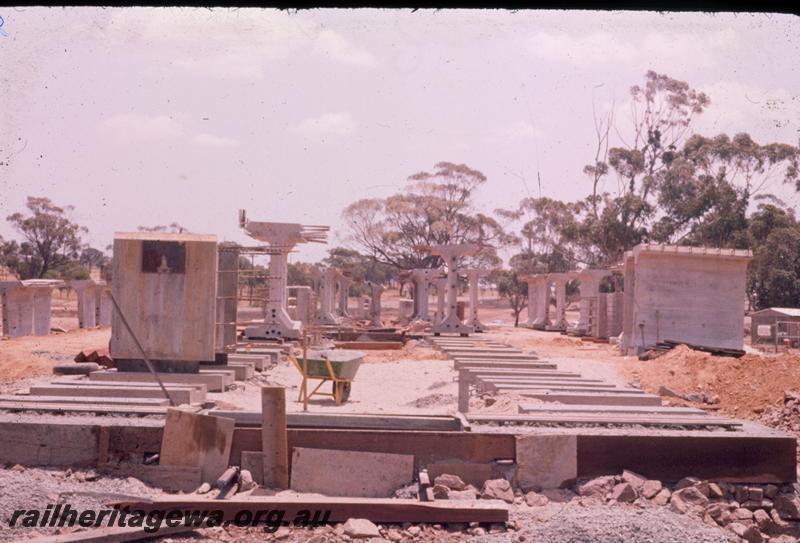 T00209
2 of 5 views of the construction of the dual gauge concrete bridge over the Avon River at Northam for the Standard Gauge Project. View from the west bank
