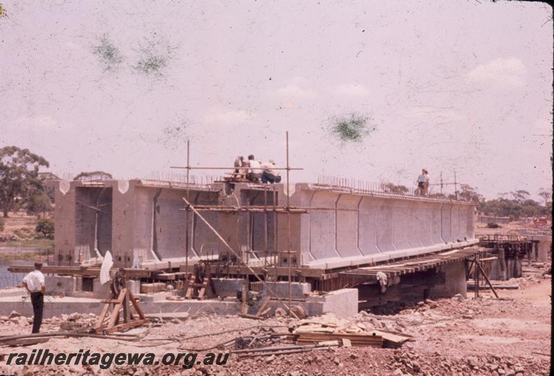 T00212
5 of 5 views of the construction of the dual gauge concrete bridge over the Avon River at Northam for the Standard Gauge Project. Cable threading.
