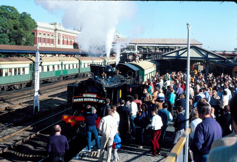 T00355
ARHS City Circle Tour, DD class 592, Perth Station, Large crowd on platform, Possibly the first City Circle tour
