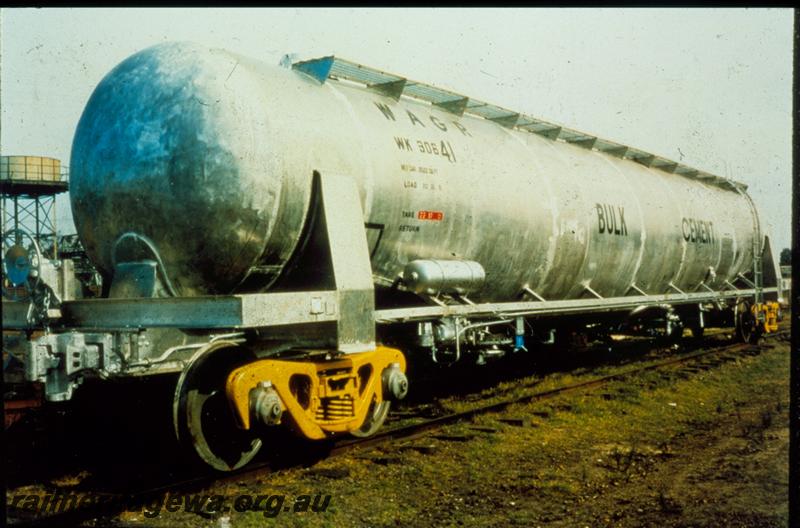 T00362
WK class bulk cement wagon, end and side view.
