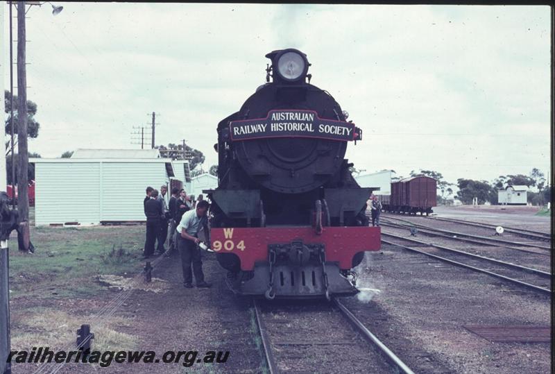 T01603
W class 904, signal wires, cheese knobs, weighbridge in the backgound , crew member oiling the motion, head on view of the loco, Goomalling, EM line, ARHS tour train to Amery
