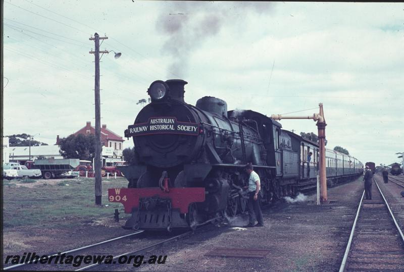 T01604
W class 904, water column, crew menber oiling the motion, Goomalling, EM line, taking water, front and side view, ARHS tour train to Amery
