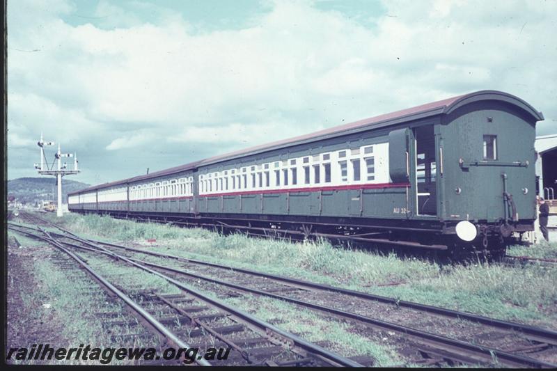 T02448
AU class carriage, suburban carriage set, Midland, in the green and white livery with red stripe
