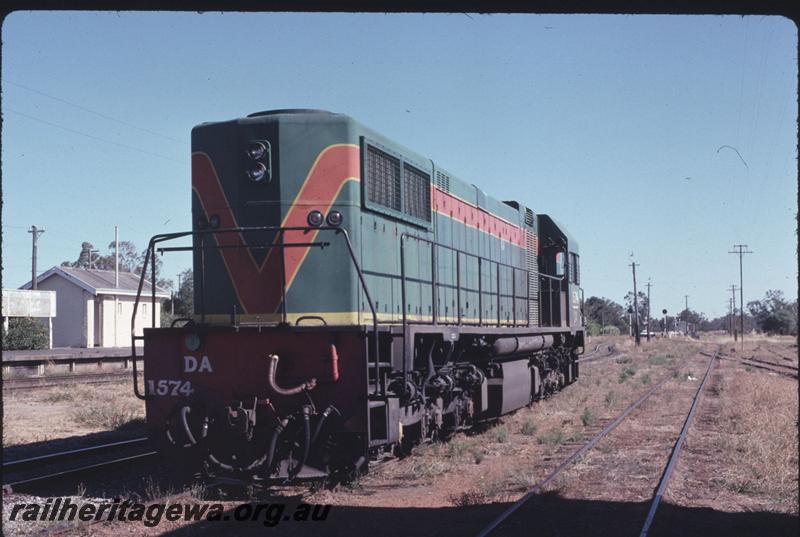 T02530
DA class 1574, Pinjarra, SWR line, front view
