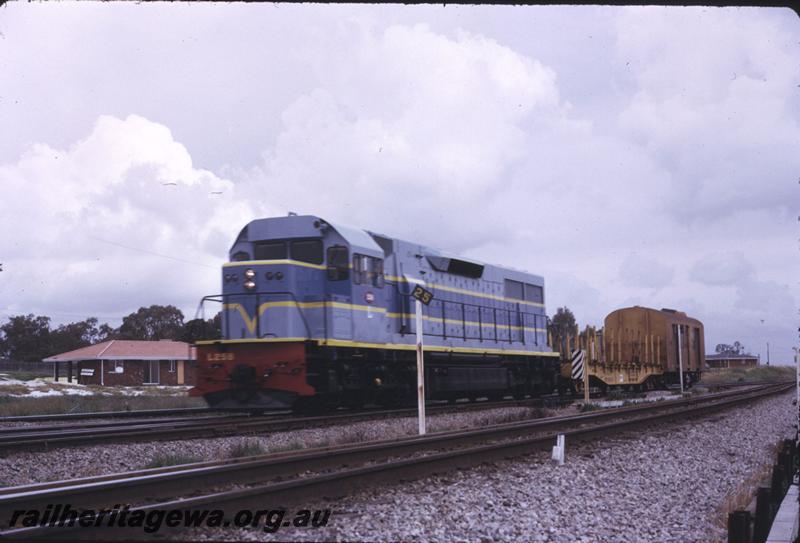 T02712
L class 258, later blue livery, Midland, freight train
