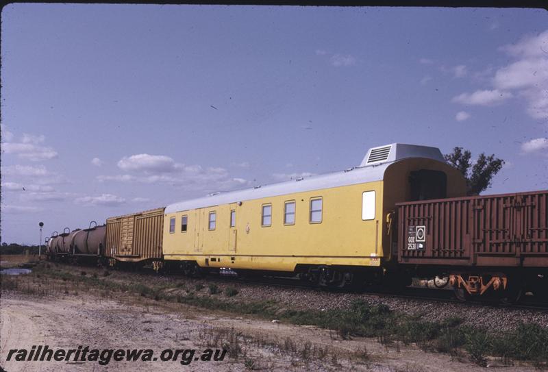 T02884
Commissioner's carriage, standard gauge, yellow livery
