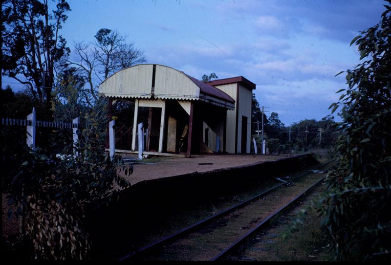 T03673
Station buildings, Sawyers Valley, M line, trackside view

