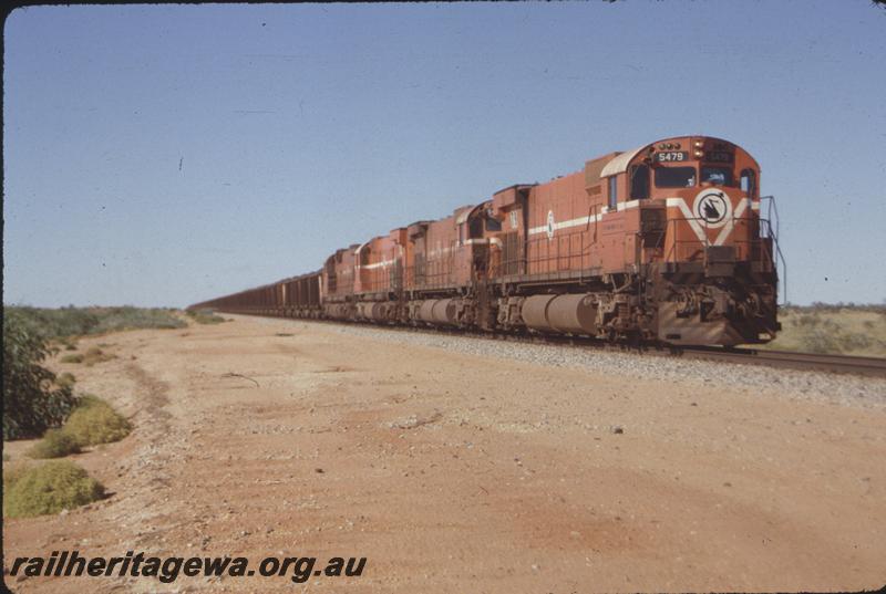 T04077
Mount Newman Mining Alco loco M636 class 5479 leads 2 more M636 class 5484, 5470 and C636 class 5459, loaded train, Bing area? BHP line
