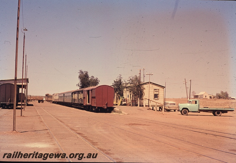 T04466
Meekatharra Railway Station depicting part of the station building, portion of the goods shed and The Mullewa passenger train. NR line
