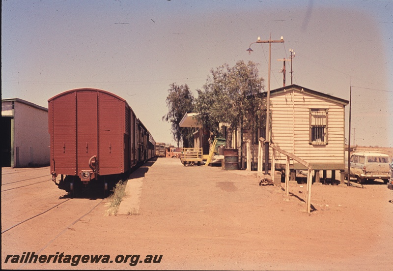 T04467
Another view of The Mullewa passenger train pictured at Meekatharra with platform barrows visible.NR line
