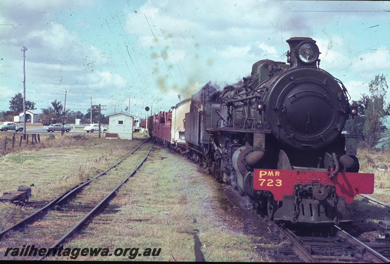 T04509
PMR class 723 steam locomotive pictured departing Pinjarra, SWR line, with a loaded goods train to Perth.
