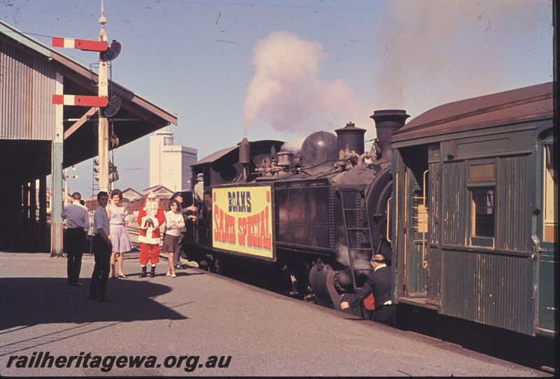 T04527
DD class 594 steam locomotive at Fremantle after arriving with a Boans Santa Special. The engine is being uncoupled to enable it to run around the carriages for departure to Perth.
