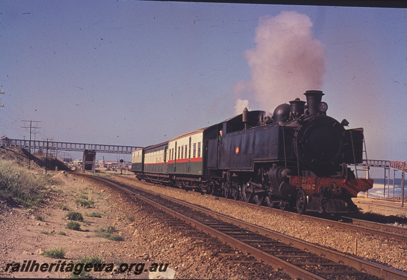 T04528
DD class 592 steam locomotive with a three car suburban set after departing Leighton for Perth Station.
