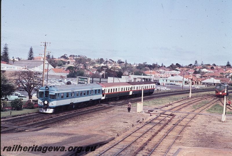 T04562
ADX class 670 diesel mechanical railcar, in two tone blue livery, at the rear of a Fremantle bound suburban service after departing Claremont Station.
