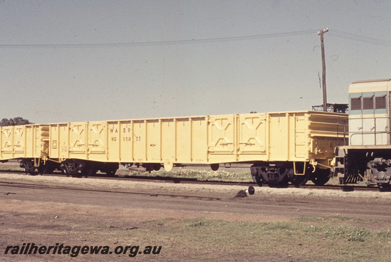 T04650
WG class standard gauge open (box) wagons at Midland Workshops with part of a standard gauge diesel locomotive. See T4649.
