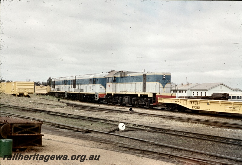 T04672
K class standard gauge and J class standard gauge diesel locomotives pictured at Midland.
