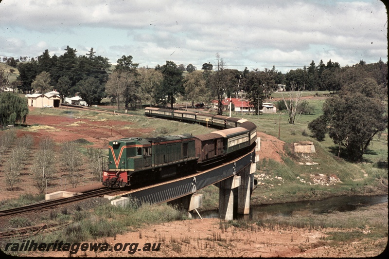T04696
RA class 1911 diesel locomotive hauling the 'King Karri Reso' train from Pemberton over the Balingup bridge.
