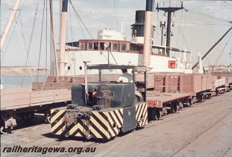 T04729
A Simplex diesel locomotive shunting wagons at Port Hedland Jetty.
