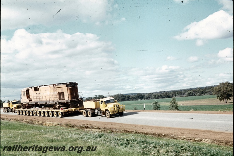 T04759
Mount Newman C636 class 5458 near New Norcia being road transported to Tomlinson Steel, Welshpool for overhaul.
