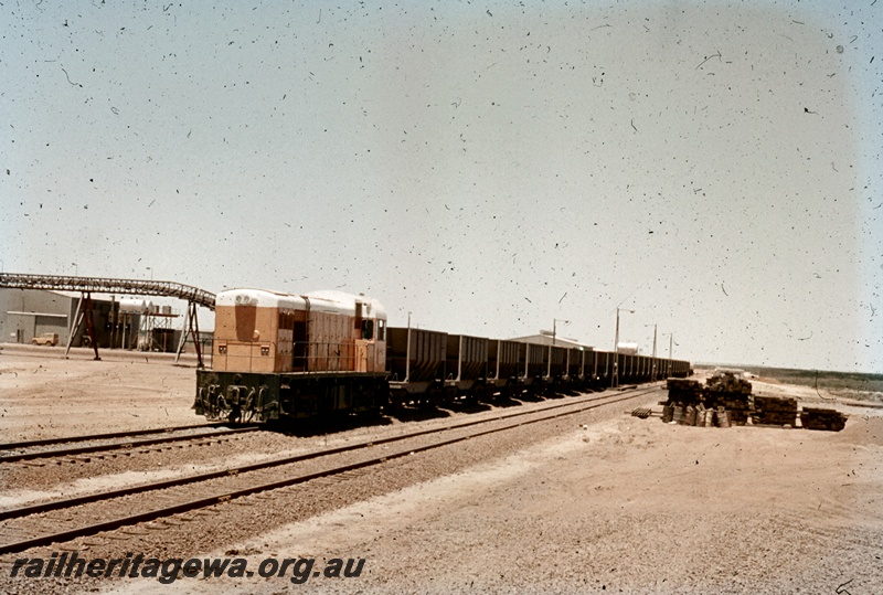 T04830
Goldsworthy Mining (GML) B class 1 hauling loaded ore train into Finucane Island yard.
