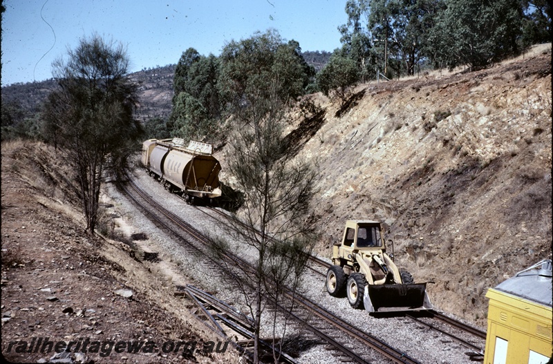 T04863
Derailment of No1304, rake of wagons, front end loader, near Jumperkine, Avon Valley line, view into cutting
