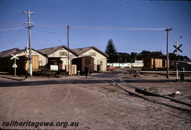 T04951
Goods shed, station building, level crossing, points, sidings, various wagons, Esperance, CE line
