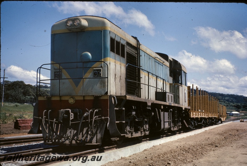 T05027
H class 4, on train of flat wagons with bolsters, Toodyay, Avon Valley line, during standard gauge construction 
