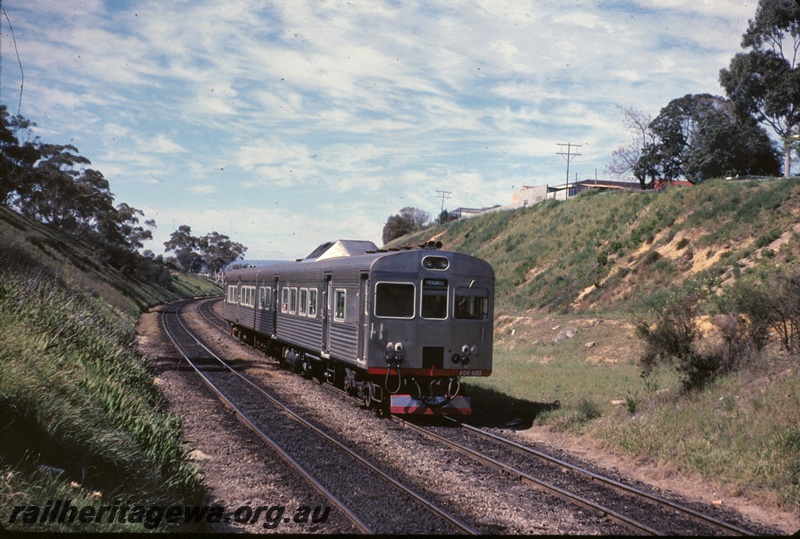 T05031
Two car DMU, led by ADK class 683, passing through cutting bound for Fremantle, ER line, last day of Fremantle line before closure
