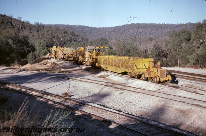 T05036
Track renewal machine P811, work train, in ballast pit, sidings, Chris Hill, Avon Valley line
